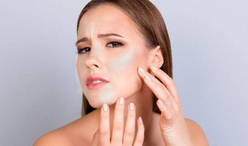 
Chị em có da nhạy cảm dễ bị tác dụng phụ của niacinamide và retinol
