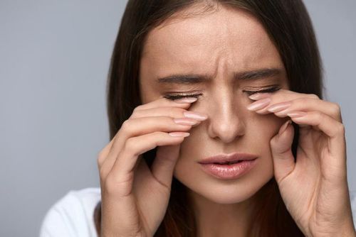 Nữ giới mắt bị rách kết mạc nhỏ có ảnh hưởng gì?