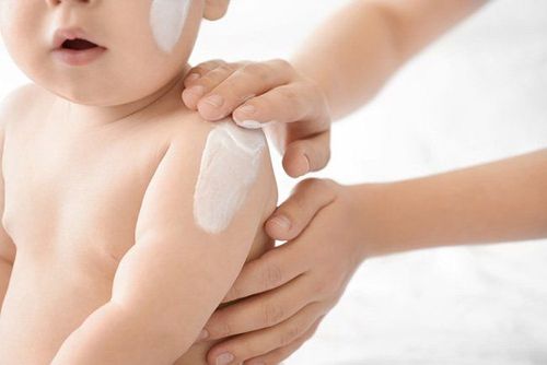 Nếu bạn đang thoa kem lên vùng da có lông, hãy thoa theo chiều lông mọc
