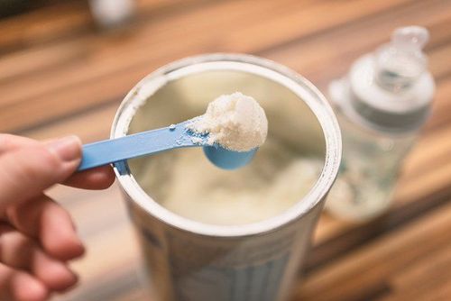 Tình trạng táo bón ở trẻ có thể do sử dụng sữa công thức không đúng cách
