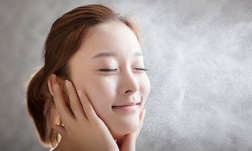 
Một số máy xông hơi mặt thương mại cho rằng xông hơi giúp thúc đẩy sản xuất collagen và elastin
