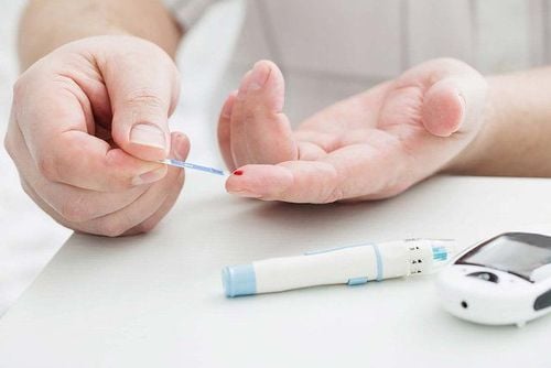 
Bạn có thể cần kiểm tra lượng đường trong máu khoảng 15 - 30 phút sau khi dùng insulin
