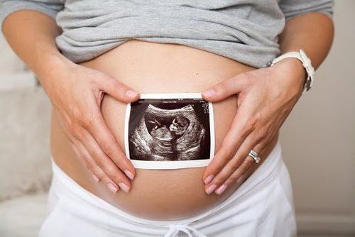Thai hơn 29 tuần nặng 992g có thuộc nhóm thai chậm tăng trưởng không?