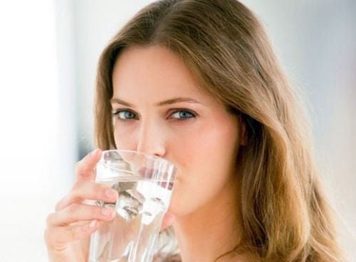 Benefits and dangers of water fasting to lose weight