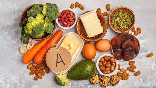Vitamin A có thể được tìm thấy ở các loại thực phẩm tự nhiên hoặc vitamin A được thêm vào một số loại thực phẩm, chẳng hạn như: sữa và ngũ cốc