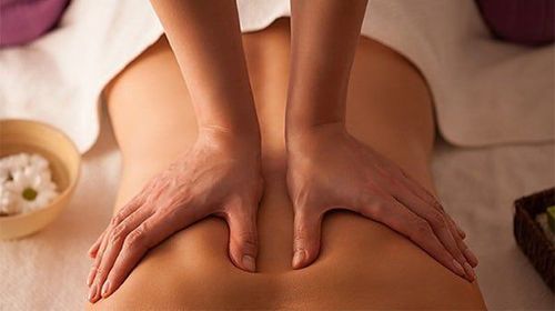 
Một nghiên cứu đã cho thấy, massage lưng có thể giúp bệnh nhân hóa trị giảm cảm giác mệt mỏi
