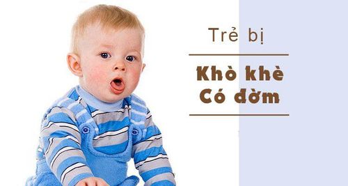 Trẻ 2,5 tháng tuổi khò khè như có đờm có chích ngừa được không?