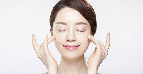 Benefits of facial massage and 8 reasons to do it