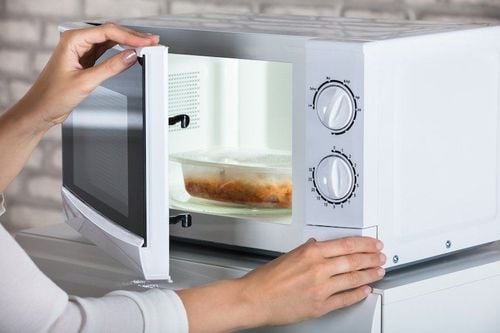 Should you put plastic in the microwave?