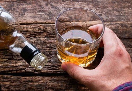 Những người sử dụng rượu thường nhạy cảm hơn với nỗi sợ vô hình