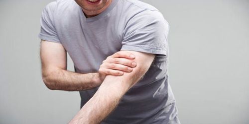 Cách điều trị đau phía trên bắp tay?
