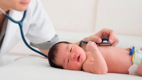 Trẻ bị viêm phế quản nhịp tim lên đến 140 lần/phút có sao không?