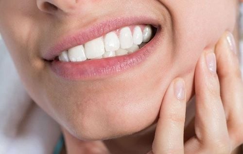 Dấu hiệu nhận biết răng khôn mọc lệch hàm trên