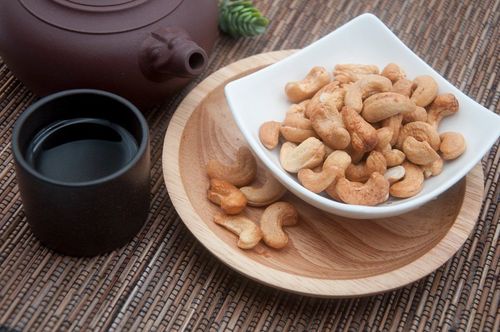 Is it hot to eat cashews?