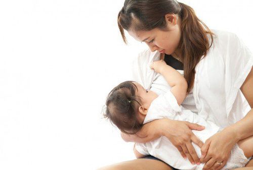 
Cai sữa là một trong các nguyên nhân gây ngực chảy xệ sau sinh
