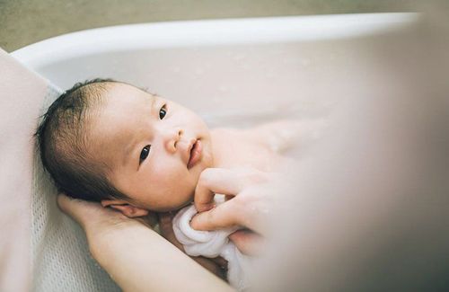 Tips to safely bathe your baby