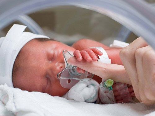 Giải pháp di chuyển trẻ bị viêm phổi sơ sinh đang dùng máy thở sang bệnh viện khác?