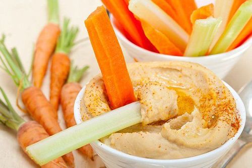 
Cà rốt và cần tây trộn với hummus là thực đơn ăn khuya tuyệt vời
