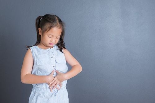 Nguyên nhân trẻ có triệu chứng đau bụng thường xuyên?