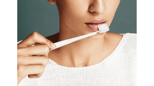 Chải môi bằng bàn chải đánh răng: Có tẩy tế bào chết không?