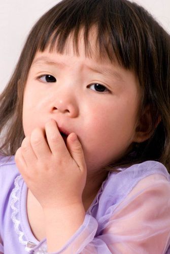 Trẻ 7 tuổi khò khè, khó thở khi nằm là dấu hiệu bệnh gì?