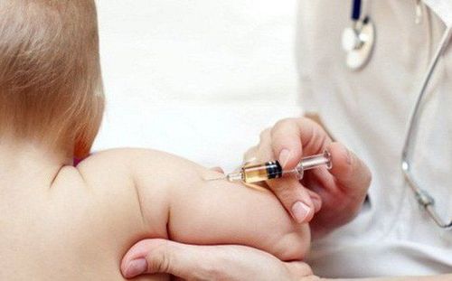 Trẻ 10 tháng tuổi điều trị chân không đều có được chích ngừa bại liệt không?