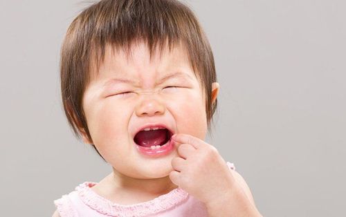 Trẻ 3 tuổi bị sưng nướu răng kèm hôi miệng phải làm gì?