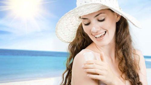 
Hãy sử dụng kem chống nắng phổ rộng với chỉ số SPF tối thiểu là 30 mỗi ngày
