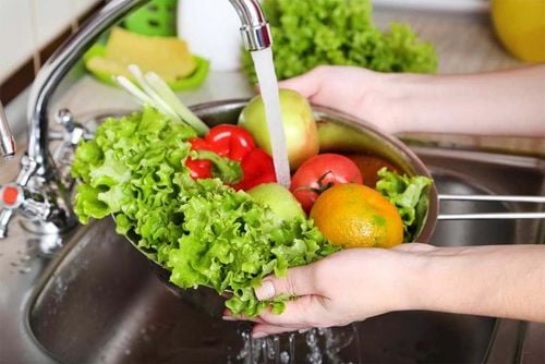 Cách FDA khuyên để làm sạch trái cây, rau quả