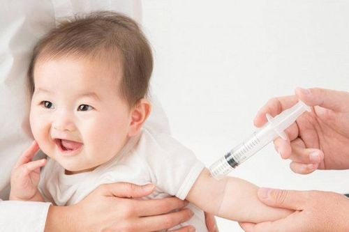 Bé 2 tháng tuổi tiêm vacxin 6in1 và vacxin phòng lao gần nhau có sao không?