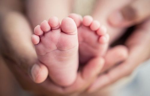 Trẻ 9 tháng tuổi ngón chân không thể cử động có chữa được không?