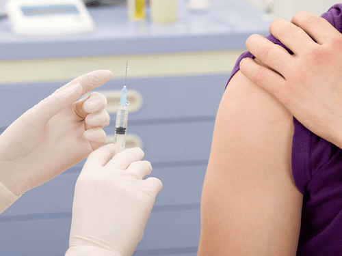 Tiêm vắc-xin bạch hầu khi đang điều trị viêm gan B có được không?