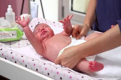 Phân trẻ sơ sinh có chất nhầy trắng cảnh báo điều gì?