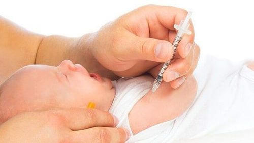 Trẻ đang điều trị bệnh ghẻ tiêm vắc-xin BCG có được không?