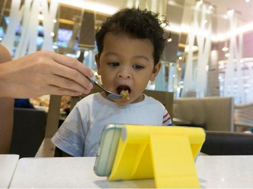 Coaxing your child to eat by phone: Beware of the consequences