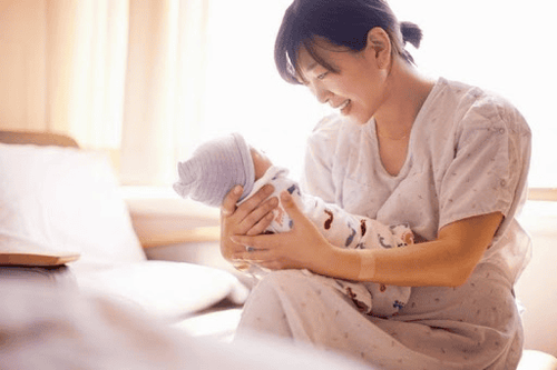Dấu hiệu sắp có kinh nguyệt sau sinh của mẹ đang cho con bú thường xuất hiện muộn hơn
