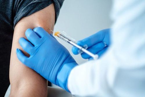 
Người bệnh đang điều trị ung thư có thể tiêm vaccine COVID-19 theo chỉ định của bác sĩ
