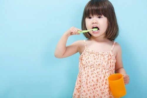 Trẻ nuốt kem đánh răng có sao không? là câu hỏi khiến nhiều ba mẹ lo lắng