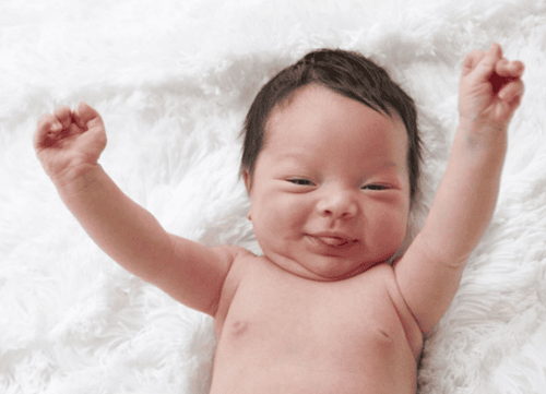 Trẻ mọc mụn ở đầu có thể do nhiều nguyên nhân
