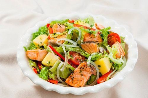 
Bạn có thể thêm bơ vào salad cá hồi để tăng dưỡng chất trong món ăn
