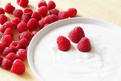 Breakfast: How to make a raspberry and yogurt mix