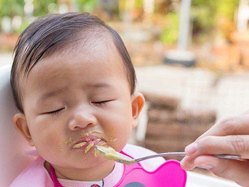 Trẻ 5 tháng tuổi 4-5 ngày đi ngoài 1 lần, biếng ăn có sao không?