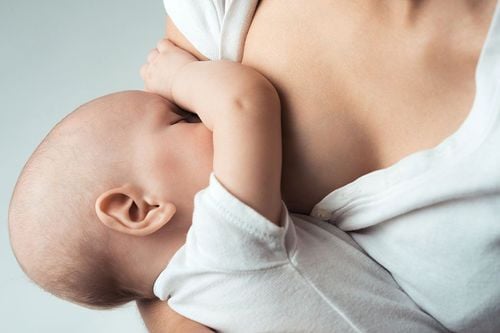 Trẻ bú sữa mẹ bị cường giáp có ảnh hưởng gì?