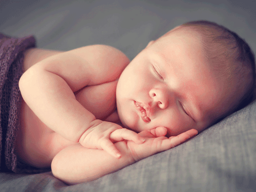 Trẻ gối đầu tay khi ngủ có tốt và ảnh hưởng gì tới sức khỏe không?