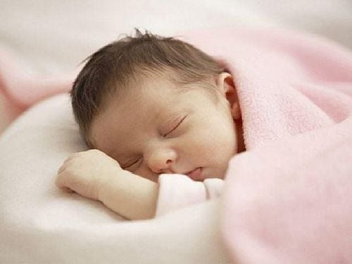 Trẻ ngủ li bì sau khi hết sốt có sao không?