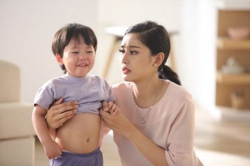 Đầy hơi, tiêu chảy là tác dụng phụ có thể gặp cho trẻ sử dụng bột protein