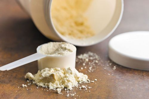 Có an toàn khi cho trẻ ăn bột protein?