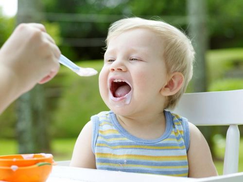 Cho trẻ ăn nhiều váng sữa có tốt không?