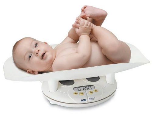 Bé gái 6 tháng tuổi nặng 5,9kg có phải suy dinh dưỡng không?