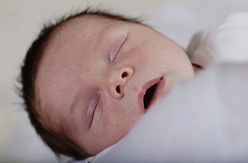 Trẻ sơ sinh phải thở máy vì thở nhanh là dấu hiệu của bệnh gì?